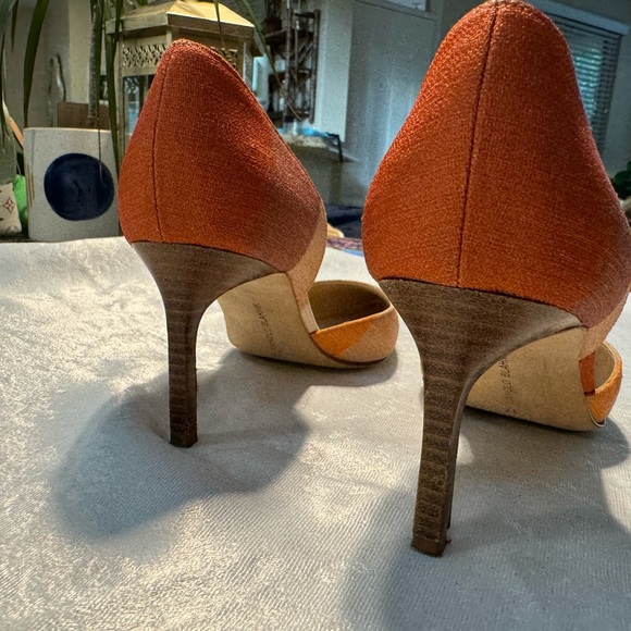 Manolo Blahnik 37 Linen Ombre Heels. Beige, orange, wooden 3” heels. - Picture 6 of 9